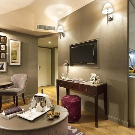 La Clef Louvre By The Crest Collection Parigi
