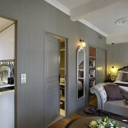 La Clef Louvre By The Crest Collection