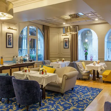 La Clef Louvre By The Crest Collection Paris