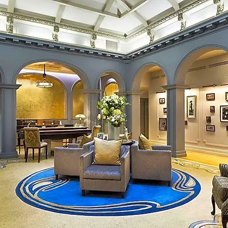 Отель La Clef Louvre By The Crest Collection