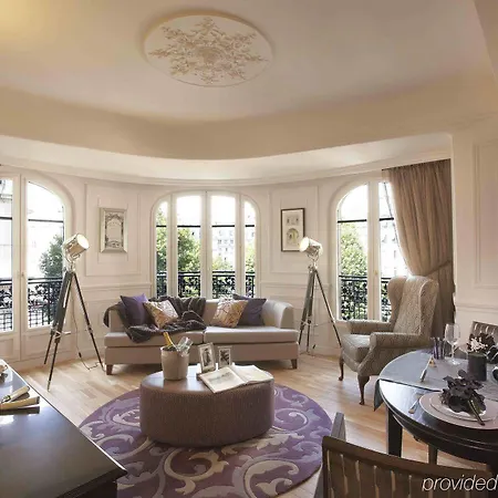 La Clef Louvre By The Crest Collection