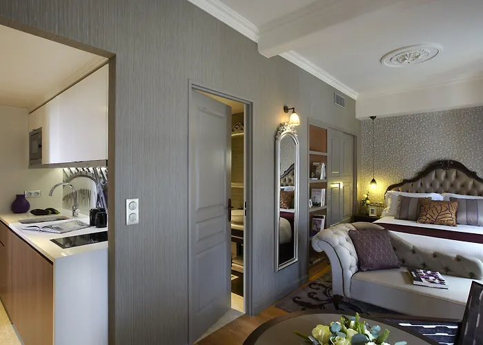 La Clef Louvre By The Crest Collection