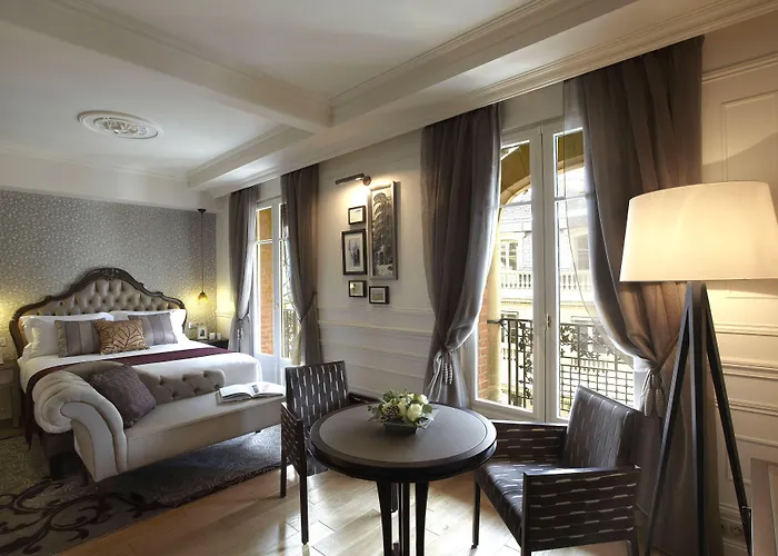 La Clef Louvre By The Crest Collection Paris