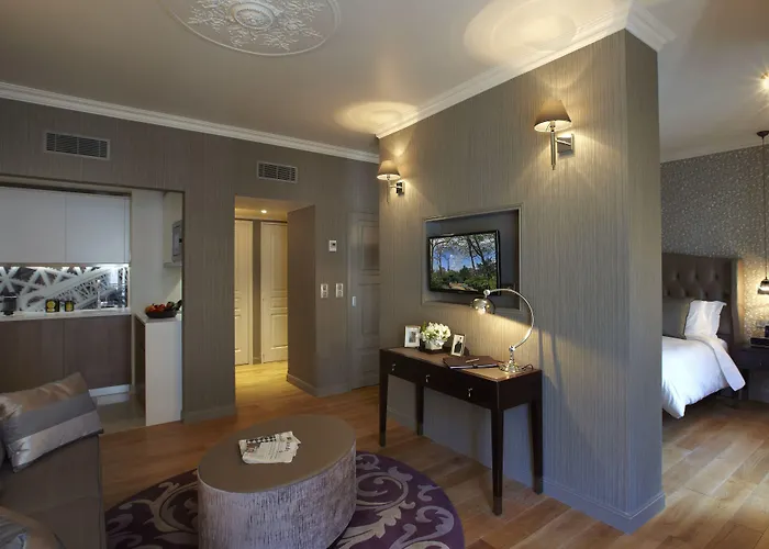 La Clef Louvre By The Crest Collection Paris