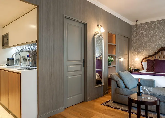 La Clef Louvre By The Crest Collection Paris