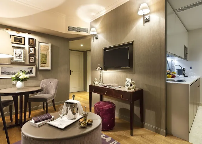 La Clef Louvre By The Crest Collection Paris