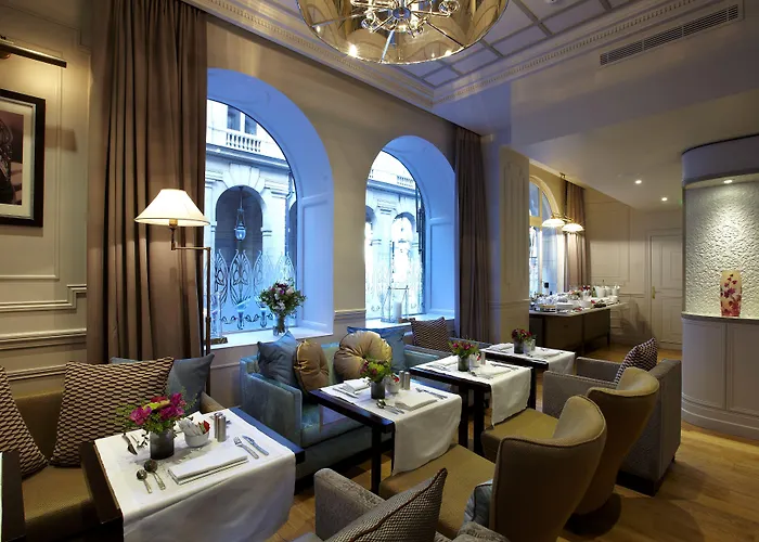 La Clef Louvre By The Crest Collection Paris