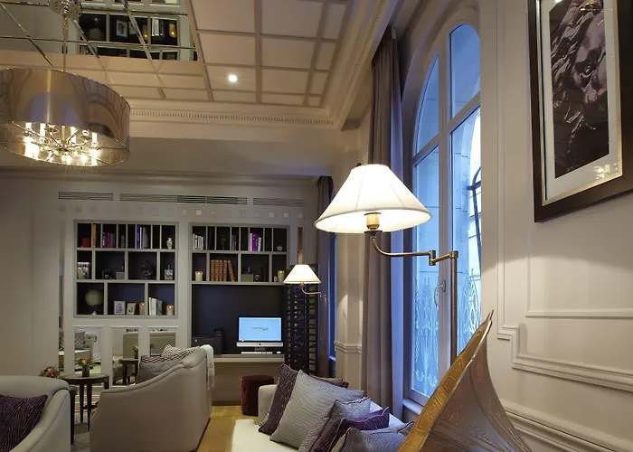 La Clef Louvre By The Crest Collection