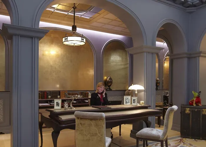 La Clef Louvre By The Crest Collection Paris